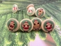 Preview: Weihnachtsmann Holz Knopf Ohrstecker Winter Schnee
